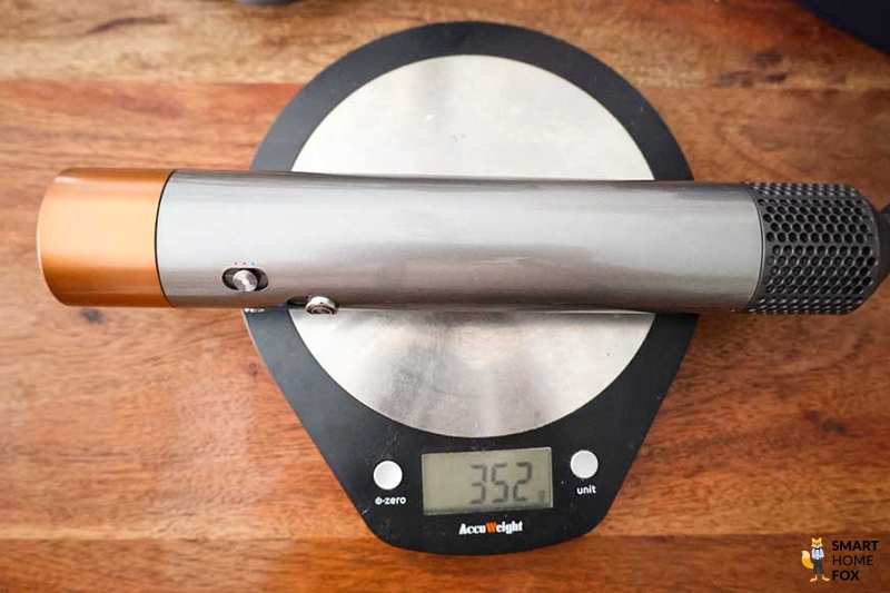 Man sieht den Design Airwrap, wie er gewogen wird.